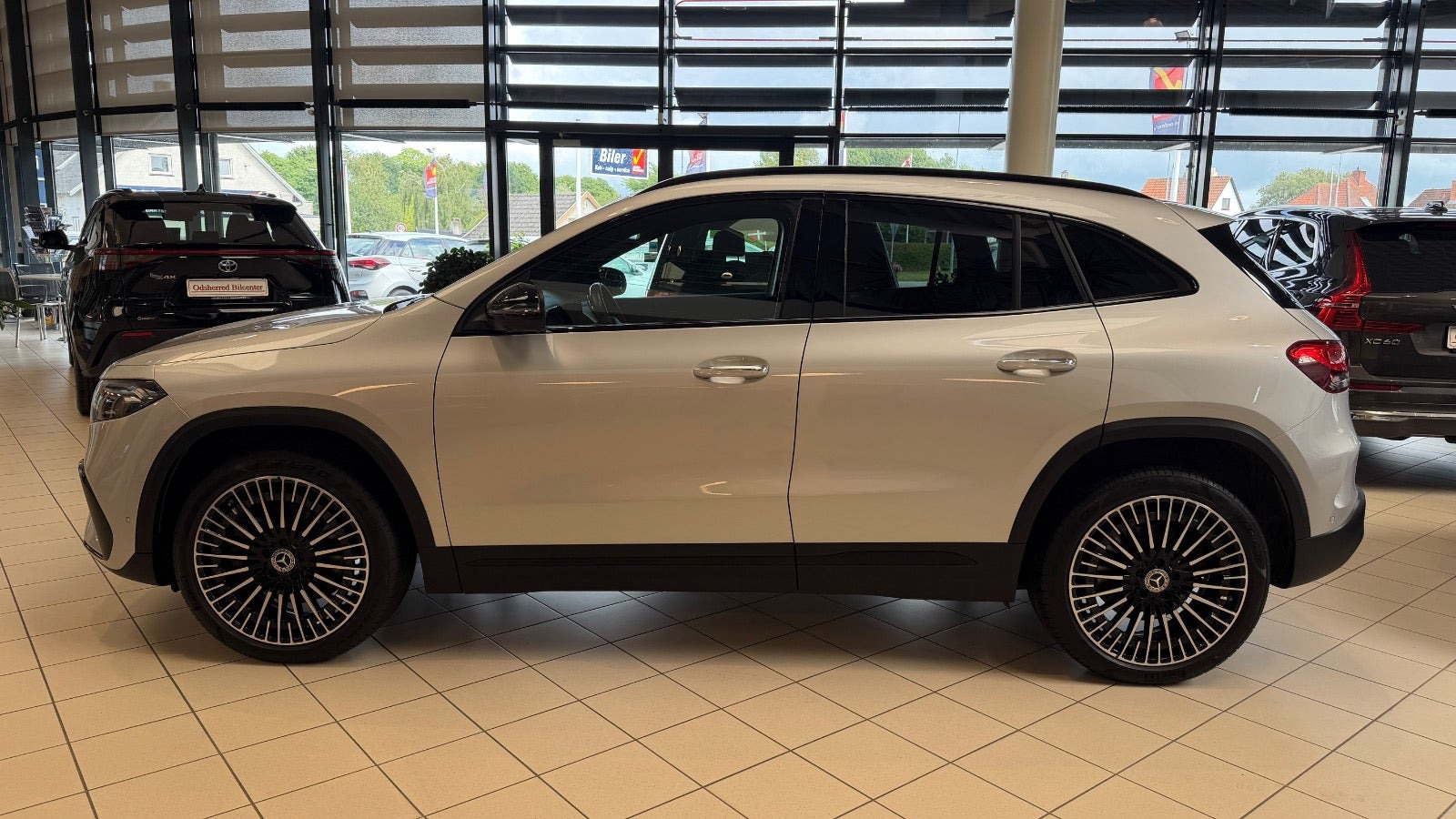 Sølv Mercedes EQA250+ fra 2023