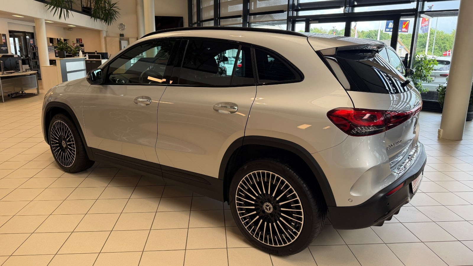 Sølv Mercedes EQA250+ fra 2023