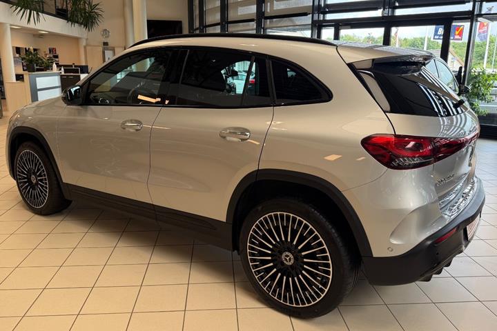 Sølv Mercedes EQA250+ fra 2023
