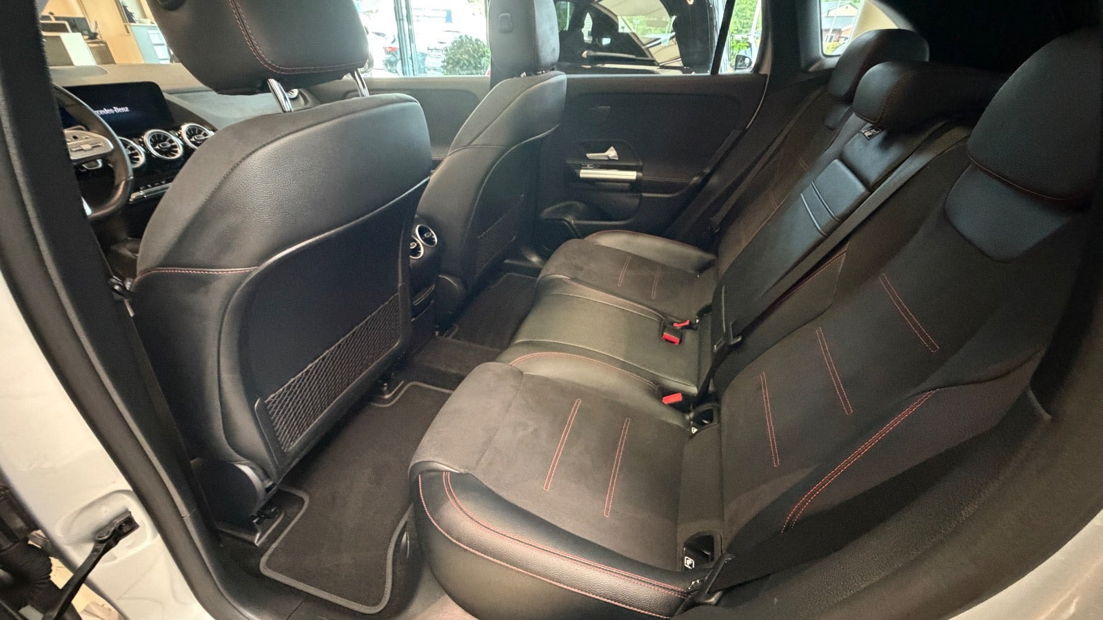 Sølv Mercedes EQA250+ fra 2023