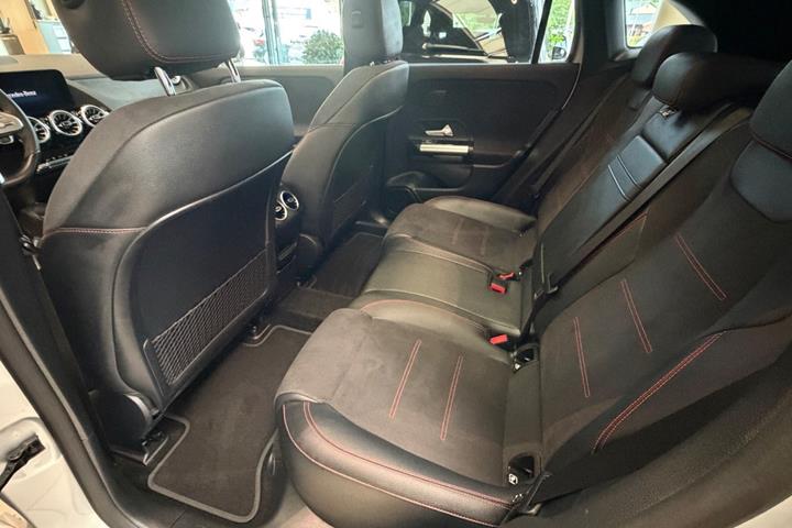 Sølv Mercedes EQA250+ fra 2023