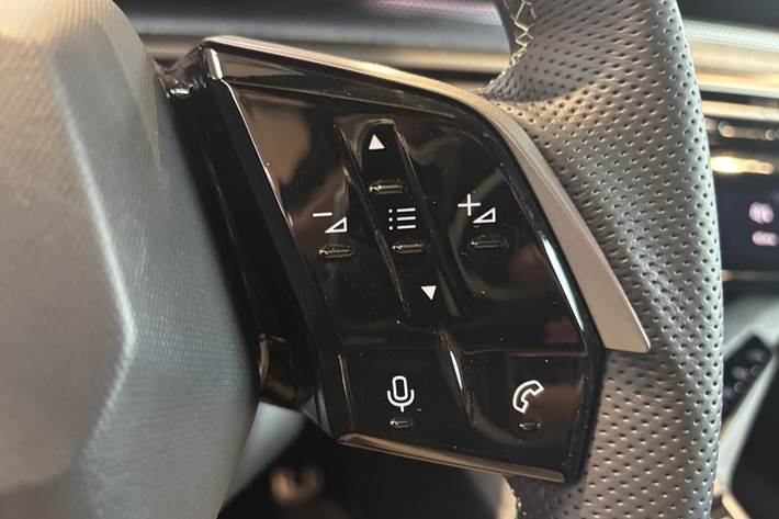 Grå Peugeot e-5008 fra 2026
