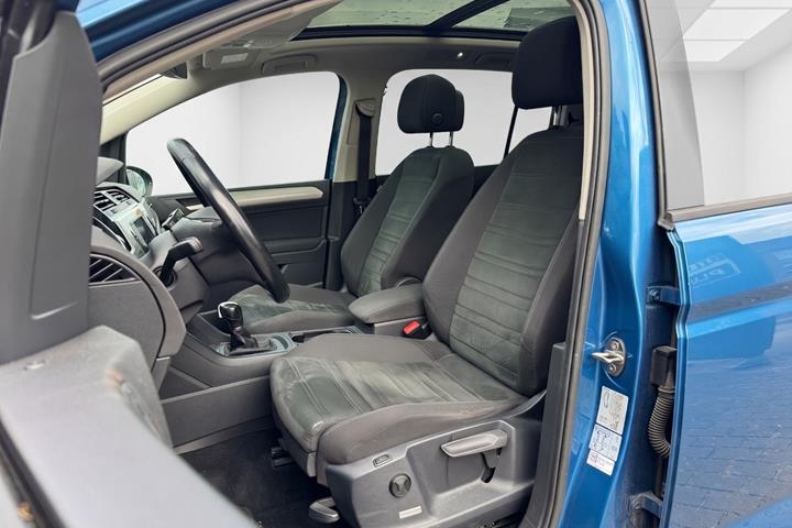 Blå VW Touran fra 2017