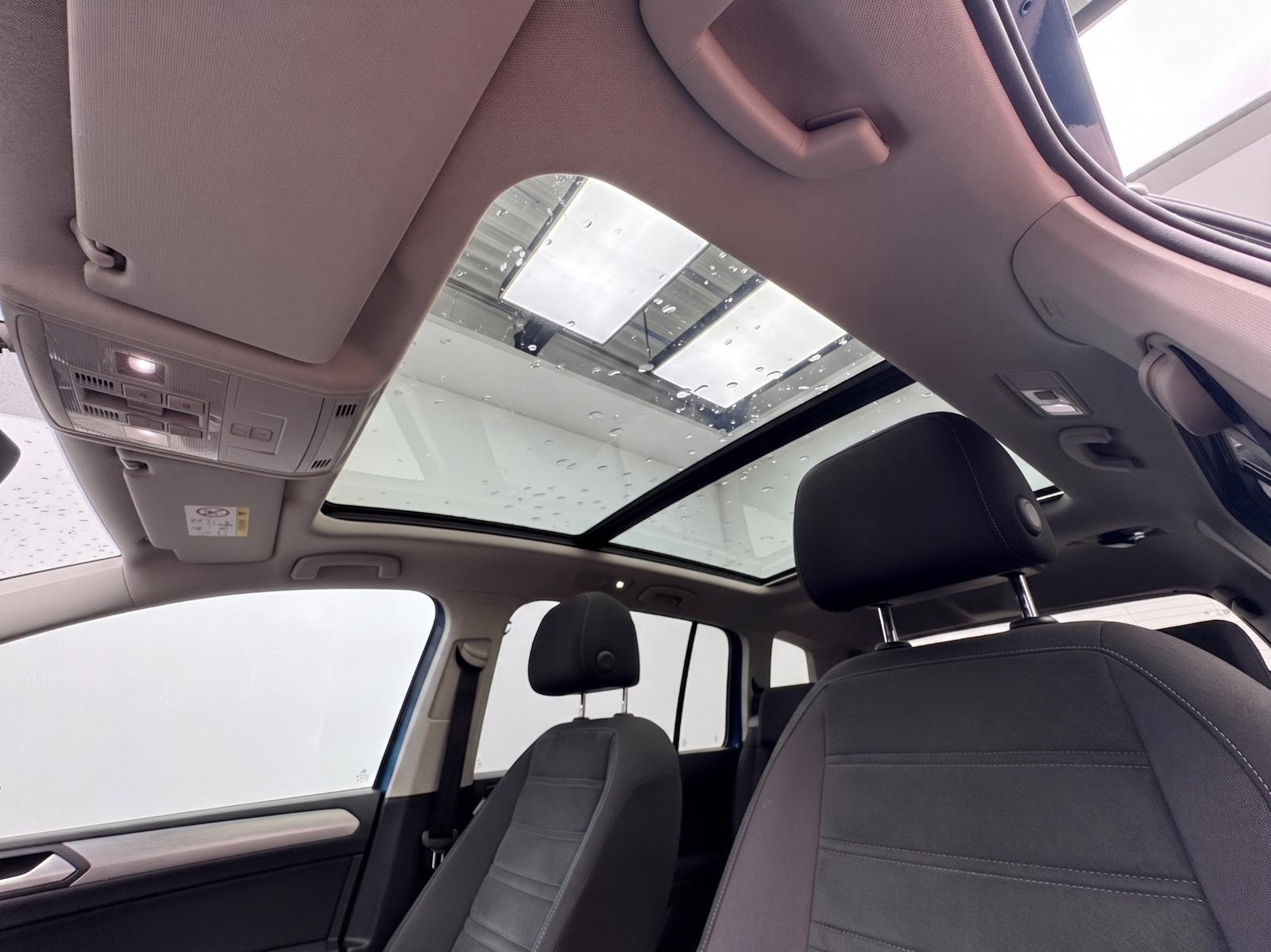 Blå VW Touran fra 2017