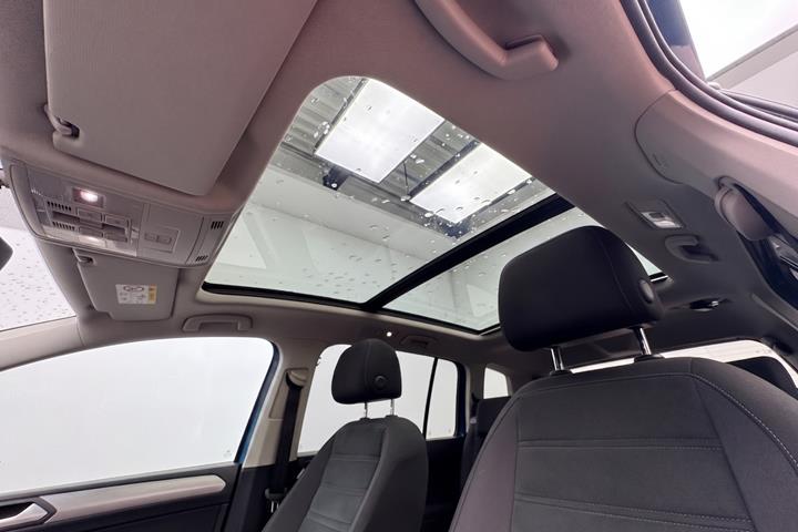Blå VW Touran fra 2017