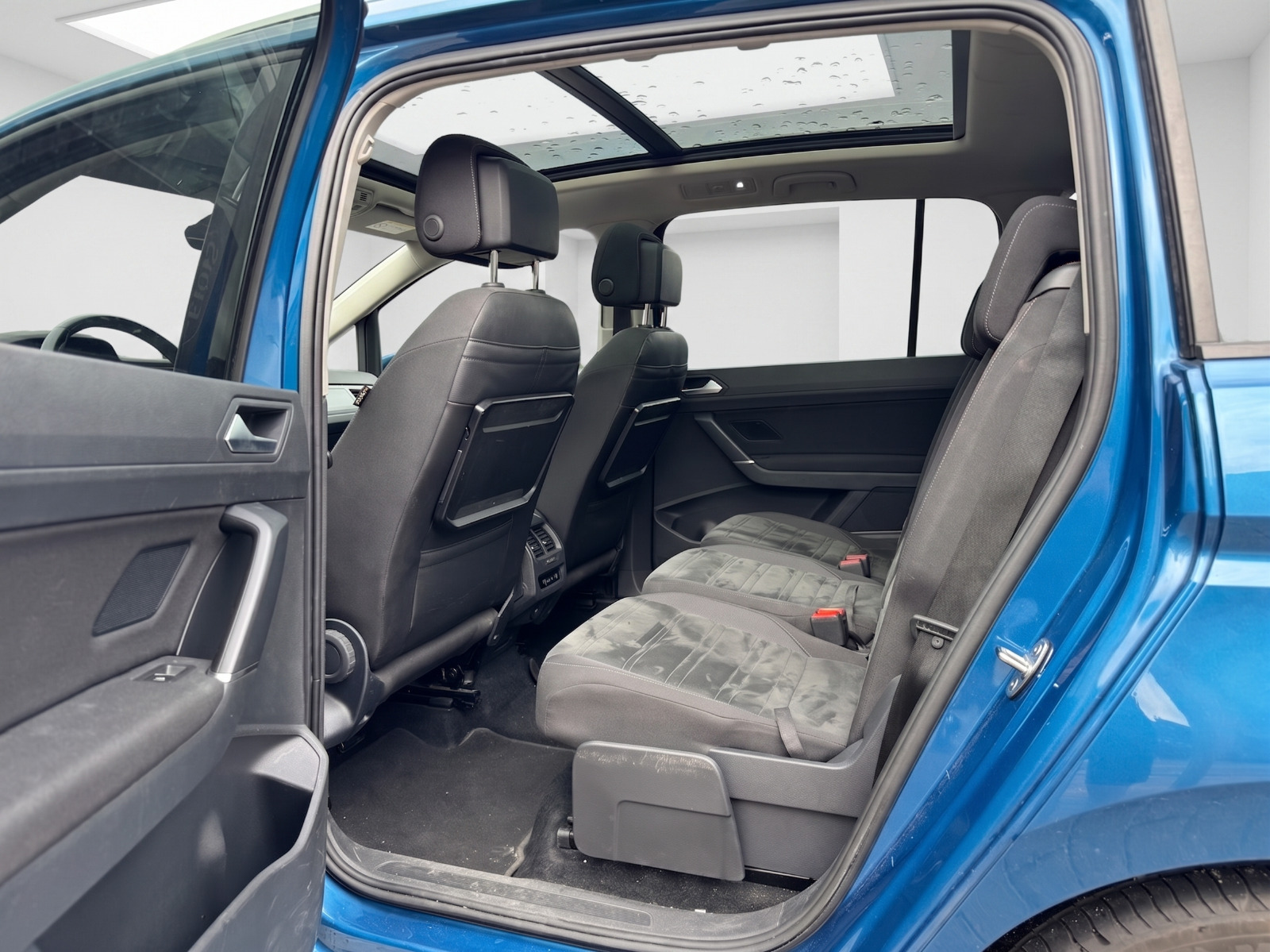 Blå VW Touran fra 2017