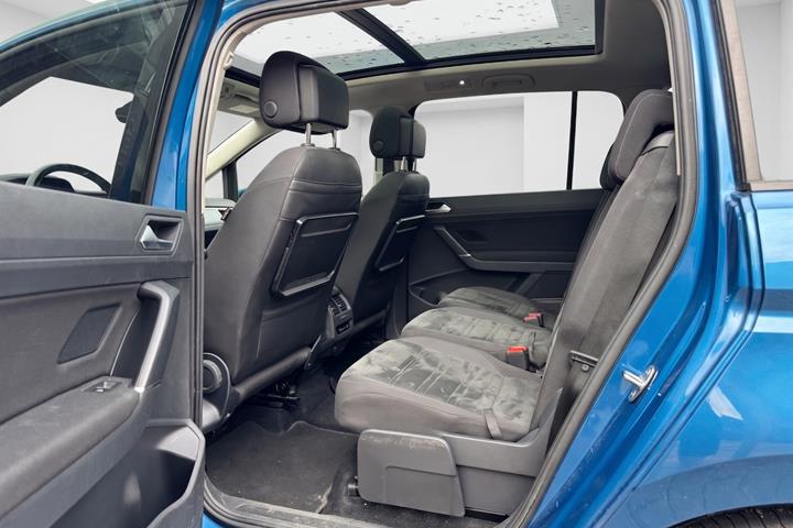 Blå VW Touran fra 2017
