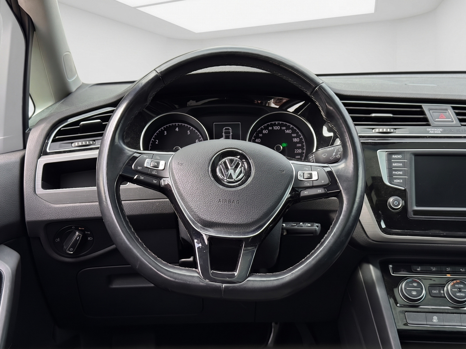 Blå VW Touran fra 2017