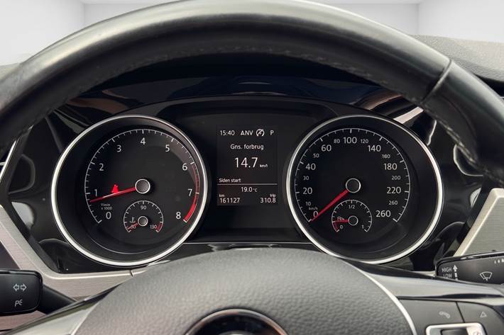 Blå VW Touran fra 2017