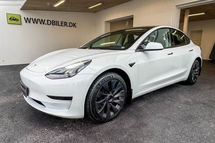 Hvid Tesla Model 3 fra 2023