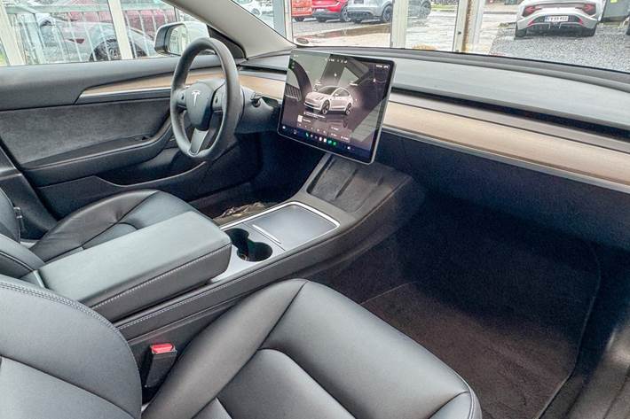 Hvid Tesla Model 3 fra 2023