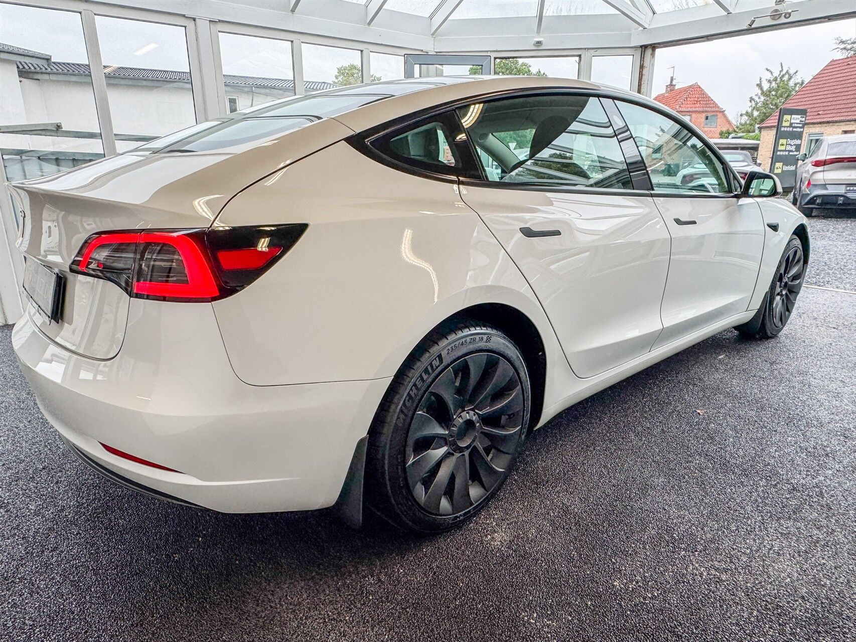 Hvid Tesla Model 3 fra 2023