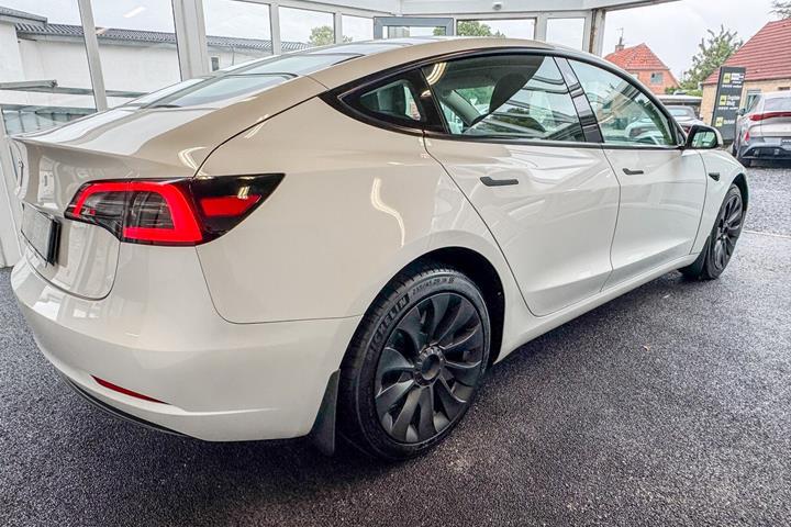 Hvid Tesla Model 3 fra 2023