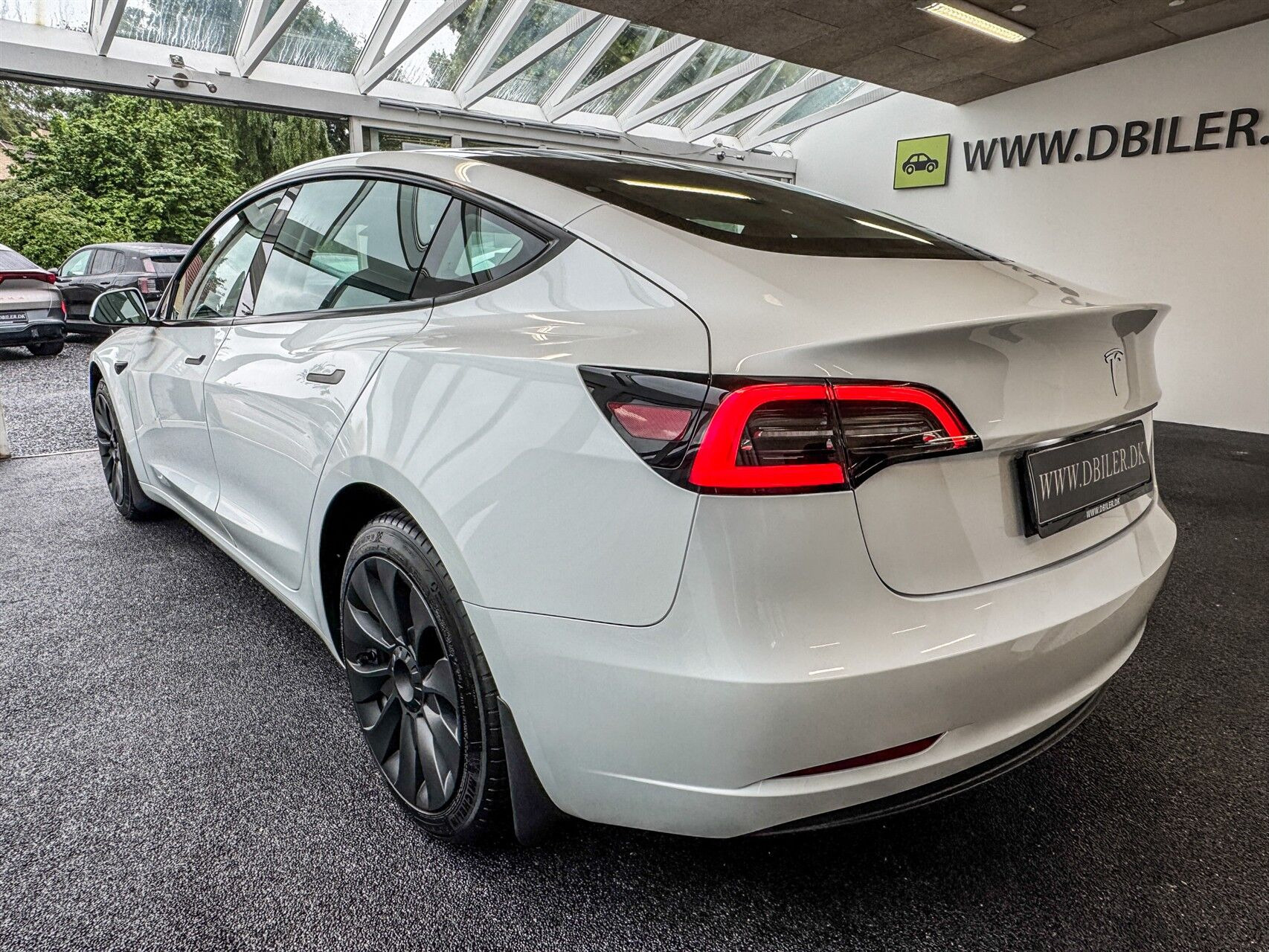 Hvid Tesla Model 3 fra 2023