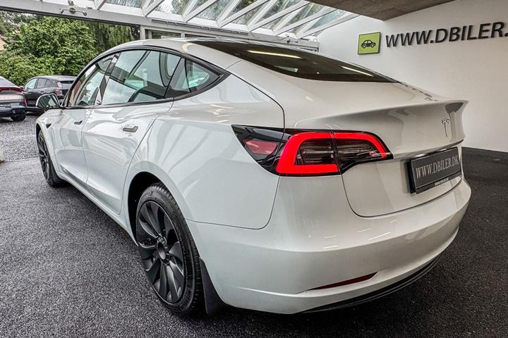 Hvid Tesla Model 3 fra 2023