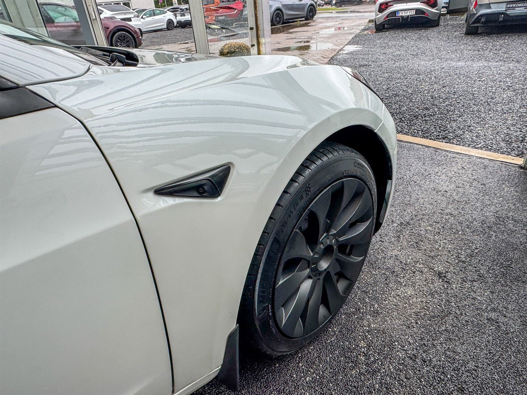 Hvid Tesla Model 3 fra 2023
