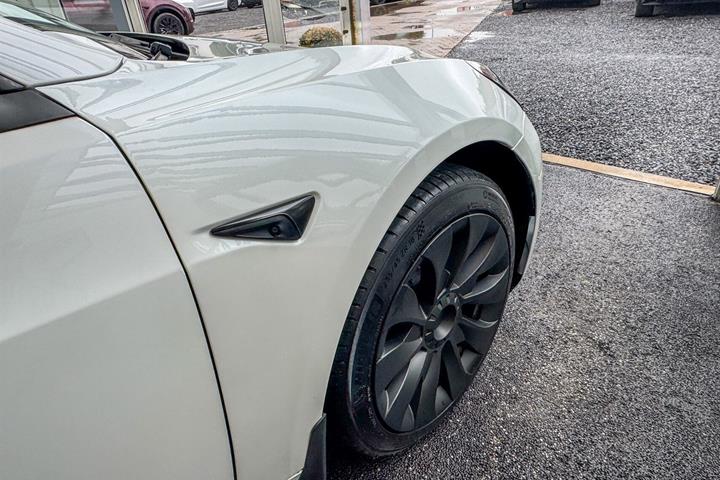 Hvid Tesla Model 3 fra 2023