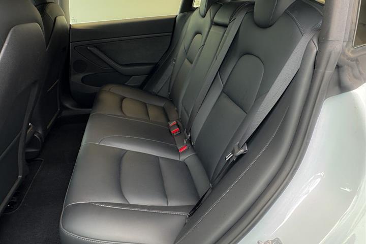 Hvid Tesla Model 3 fra 2023