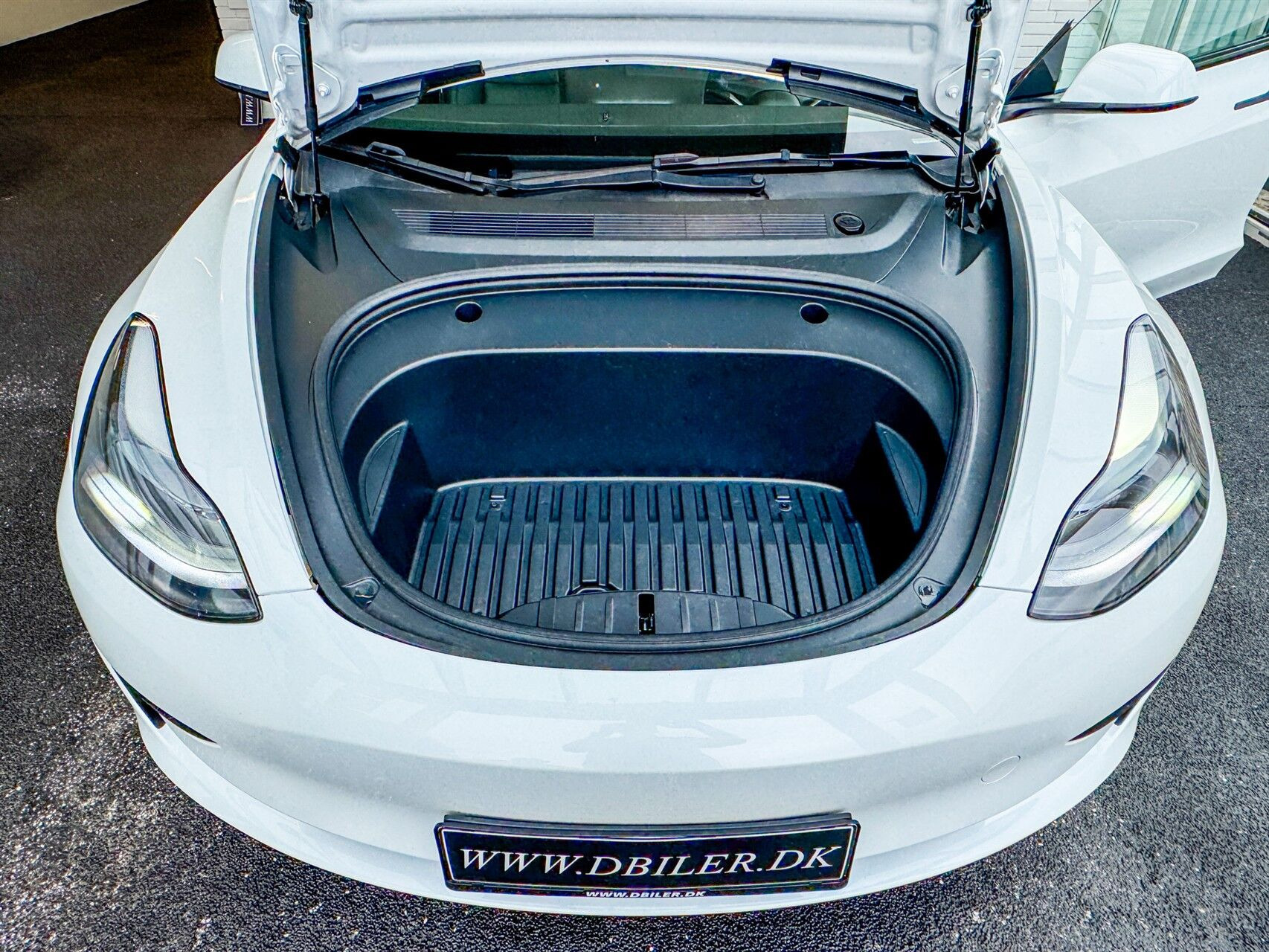 Hvid Tesla Model 3 fra 2023