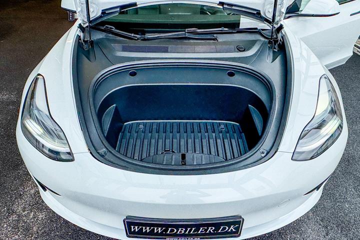 Hvid Tesla Model 3 fra 2023