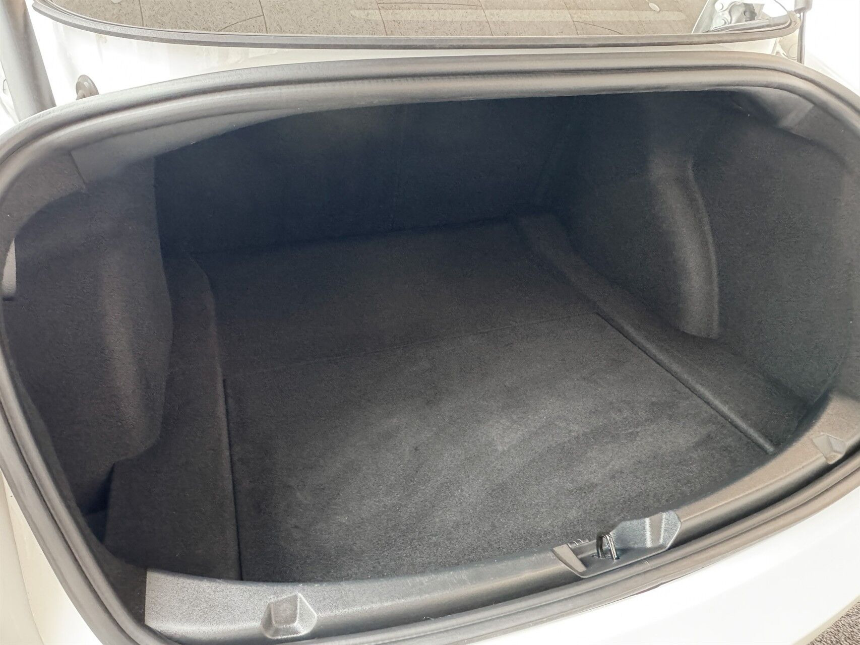 Hvid Tesla Model 3 fra 2023
