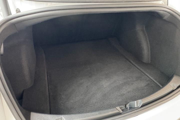 Hvid Tesla Model 3 fra 2023