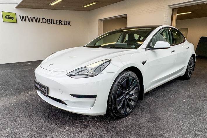 Hvid Tesla Model 3 fra 2023