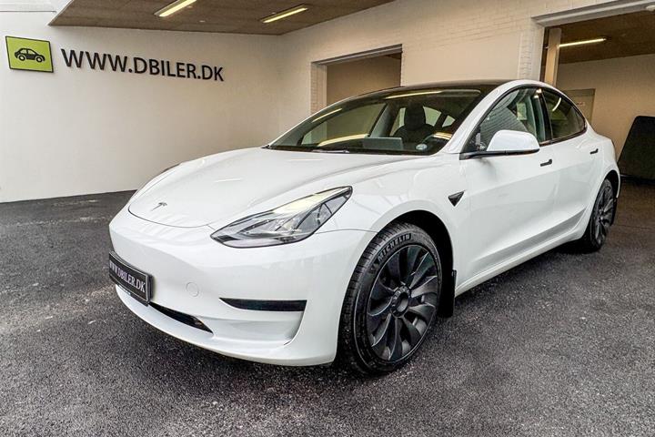Hvid Tesla Model 3 fra 2023