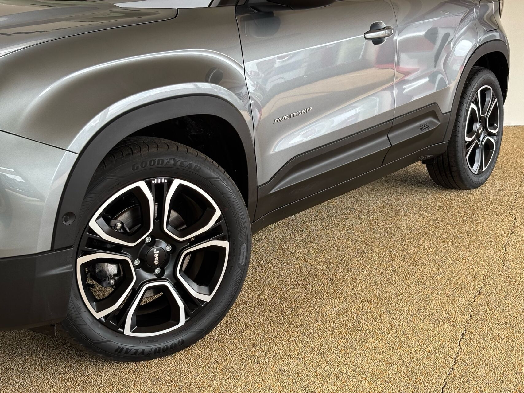 Grå Jeep Avenger fra 2025
