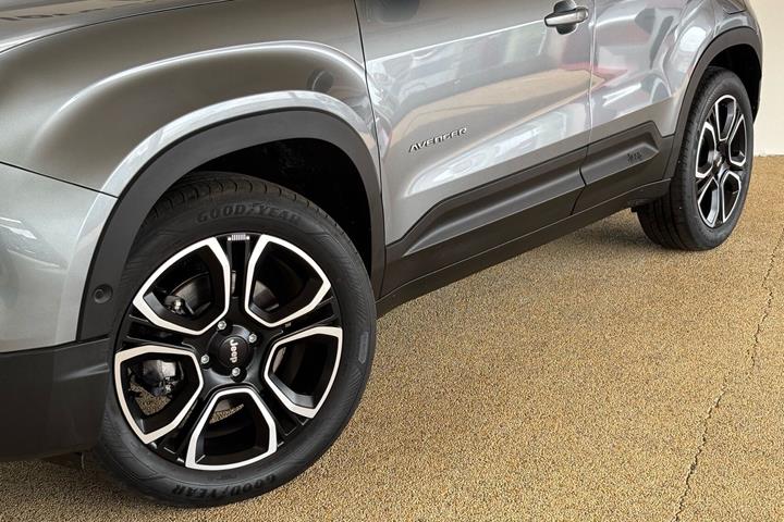 Grå Jeep Avenger fra 2025