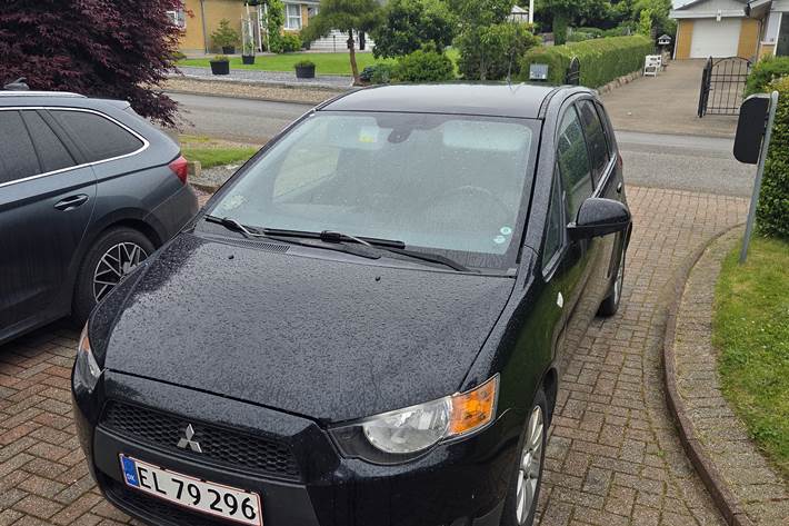 Blå Mitsubishi Colt fra 2013