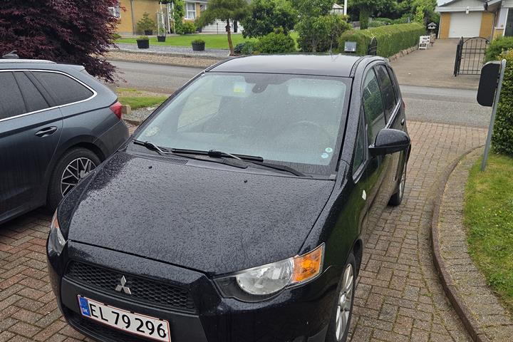 Blå Mitsubishi Colt fra 2013