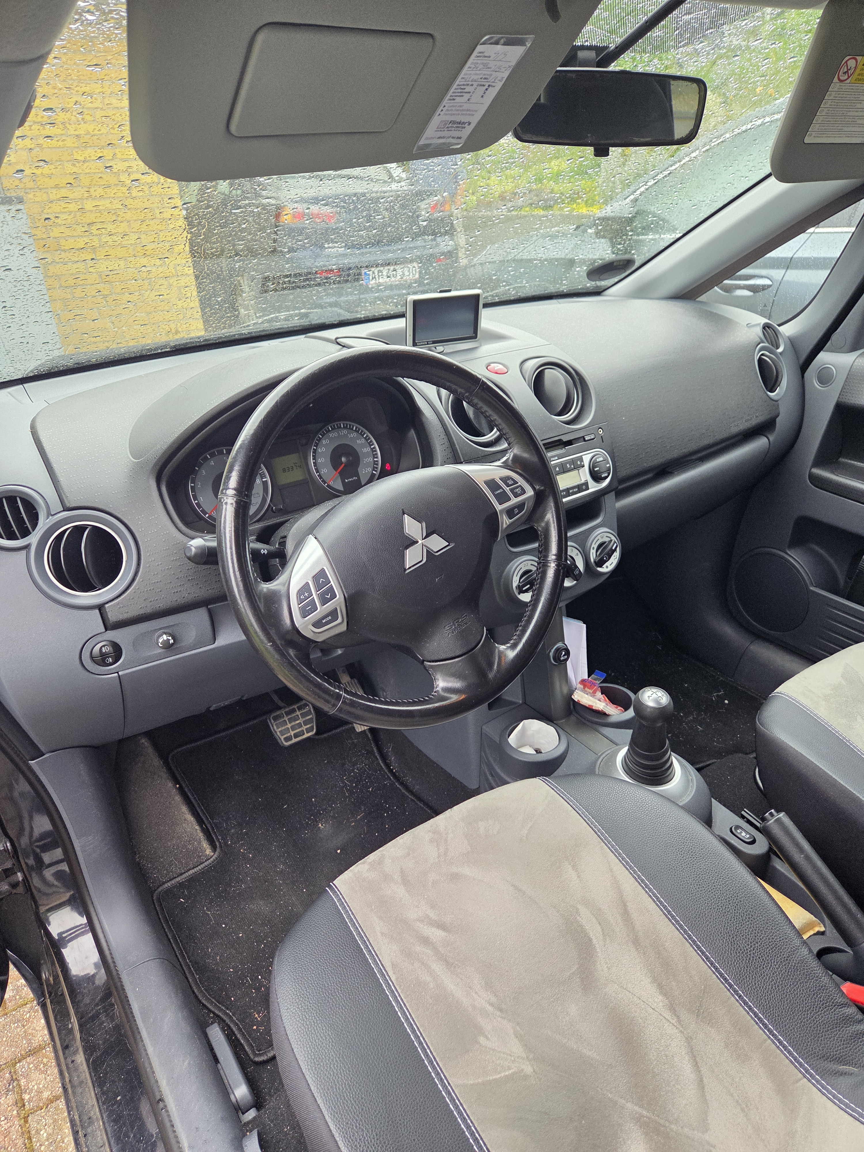 Blå Mitsubishi Colt fra 2013