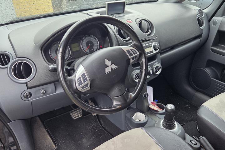 Blå Mitsubishi Colt fra 2013