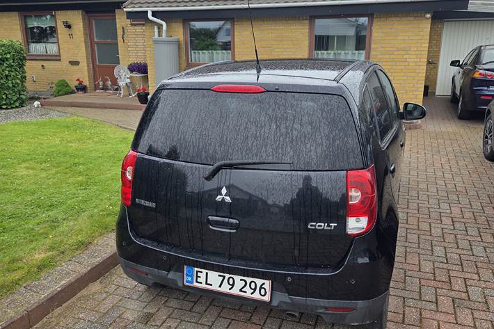 Blå Mitsubishi Colt fra 2013