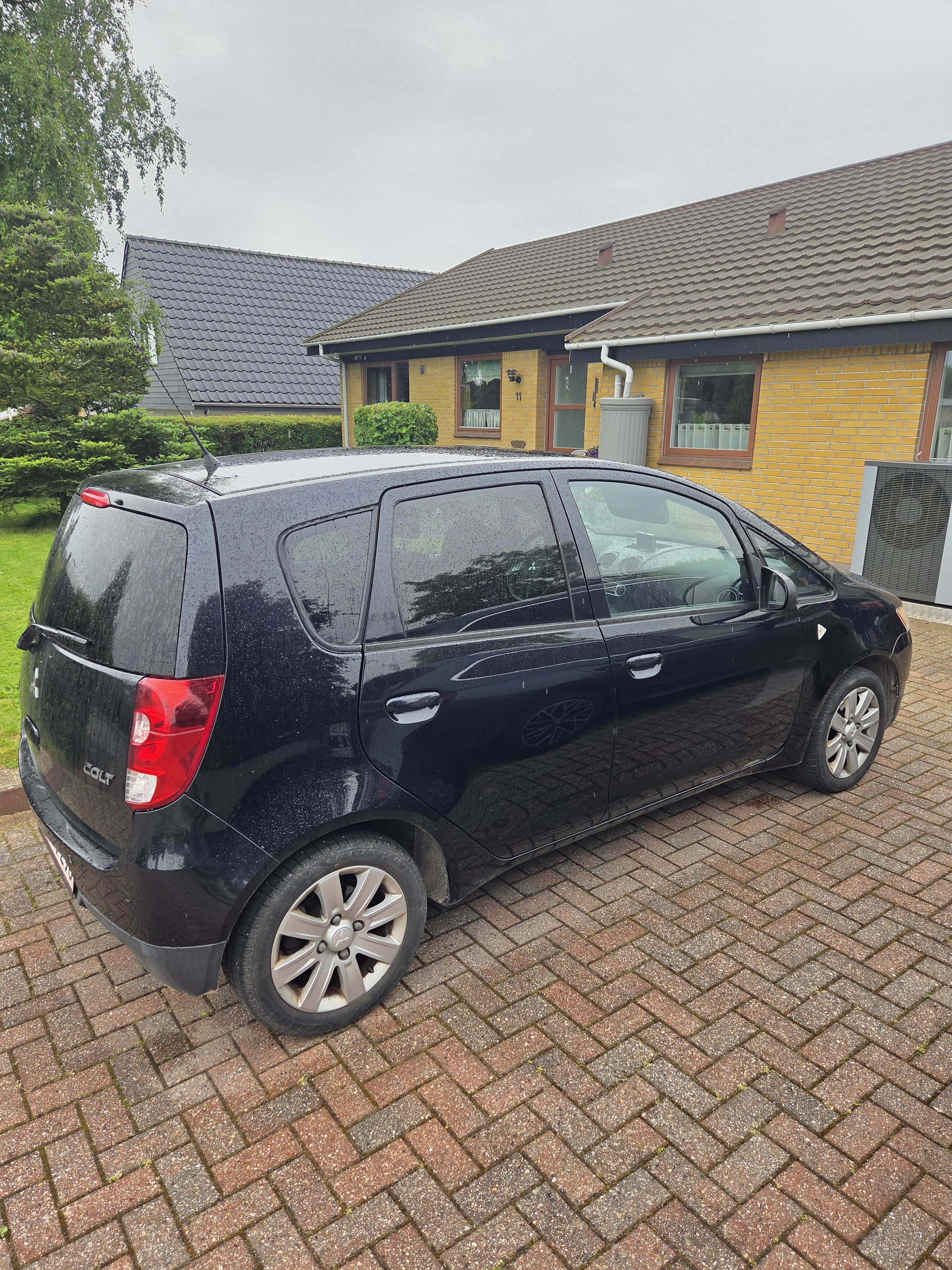Blå Mitsubishi Colt fra 2013