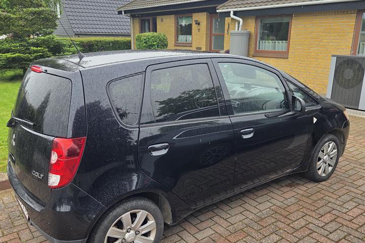 Blå Mitsubishi Colt fra 2013