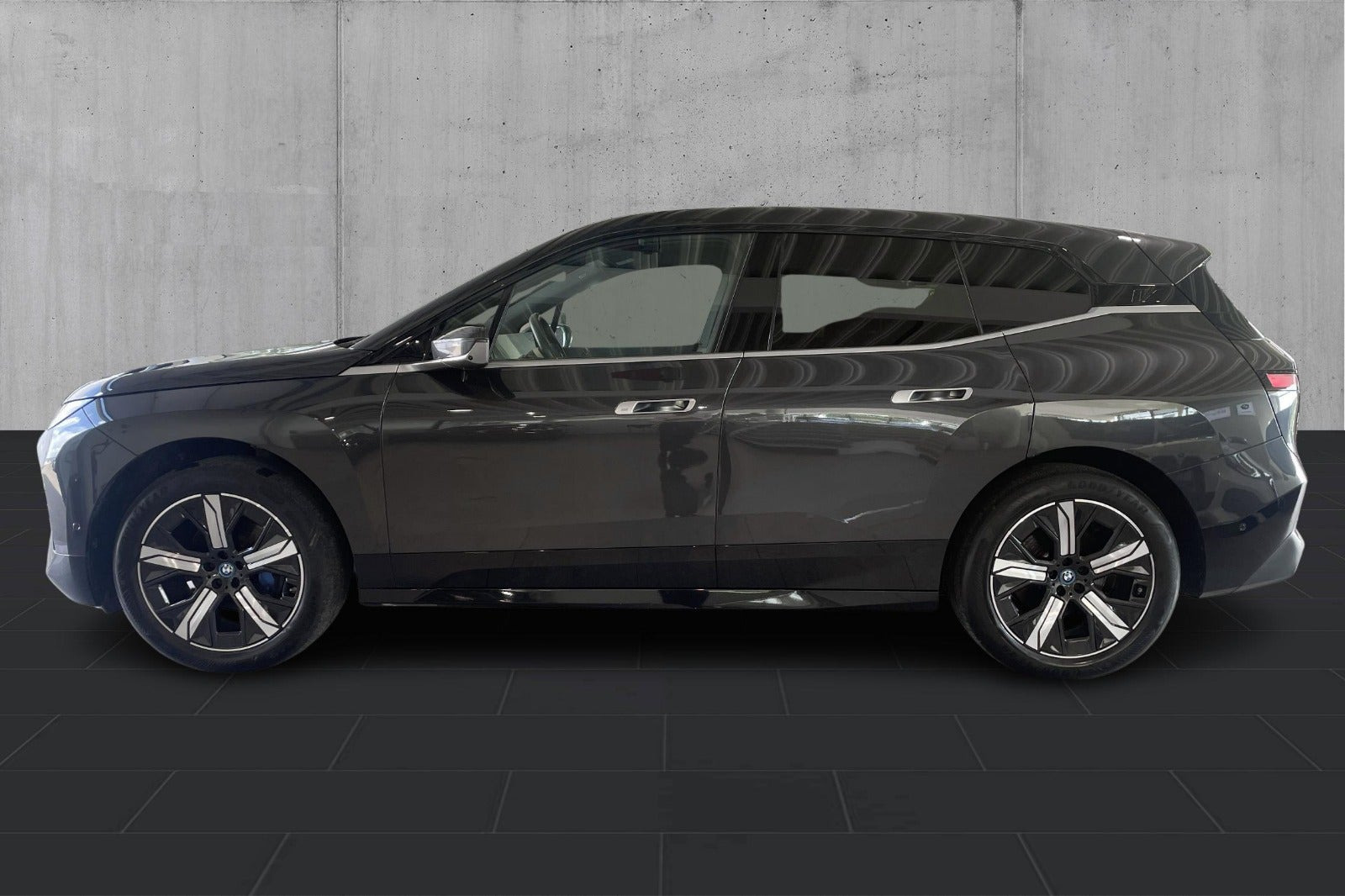 Grå BMW iX fra 2022