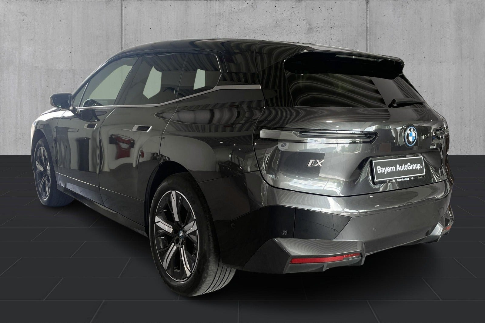Grå BMW iX fra 2022
