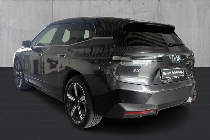 Grå BMW iX fra 2022