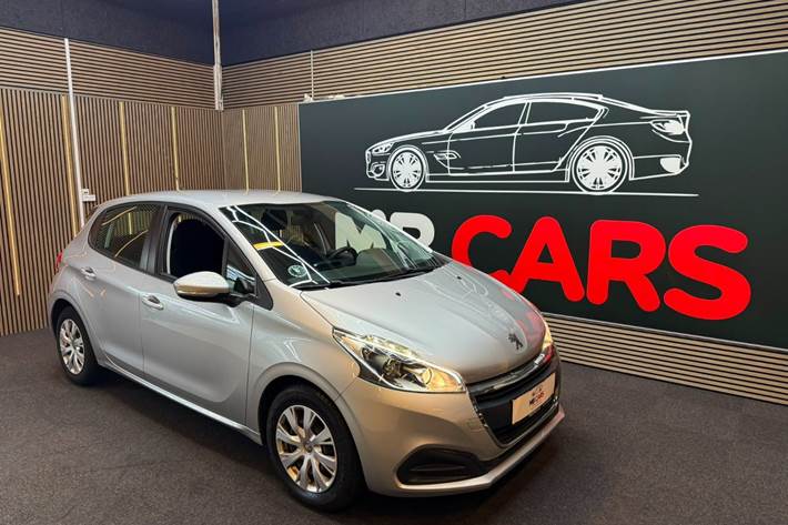 Sølv Peugeot 208 fra 2015 set udefra