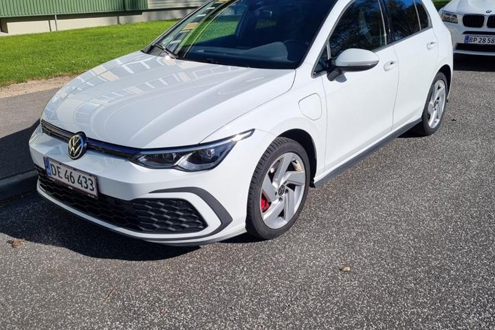 Hvid VW Golf VIII fra 2021 set udefra