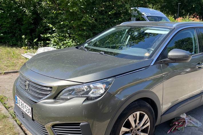 Grå Peugeot 5008 fra 2019