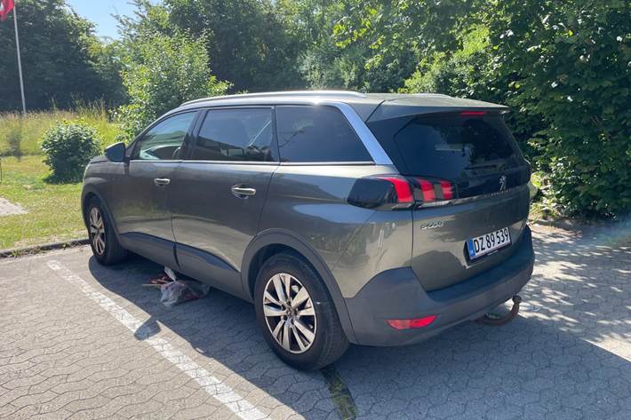 Grå Peugeot 5008 fra 2019