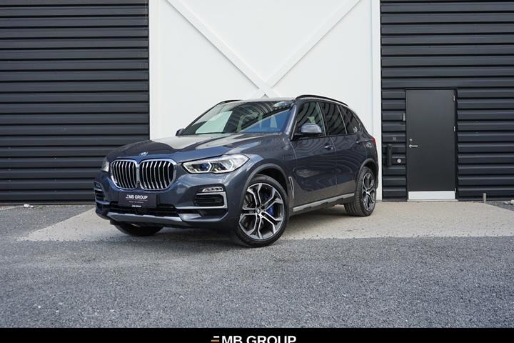 Grå BMW X5 fra 2020 set udefra