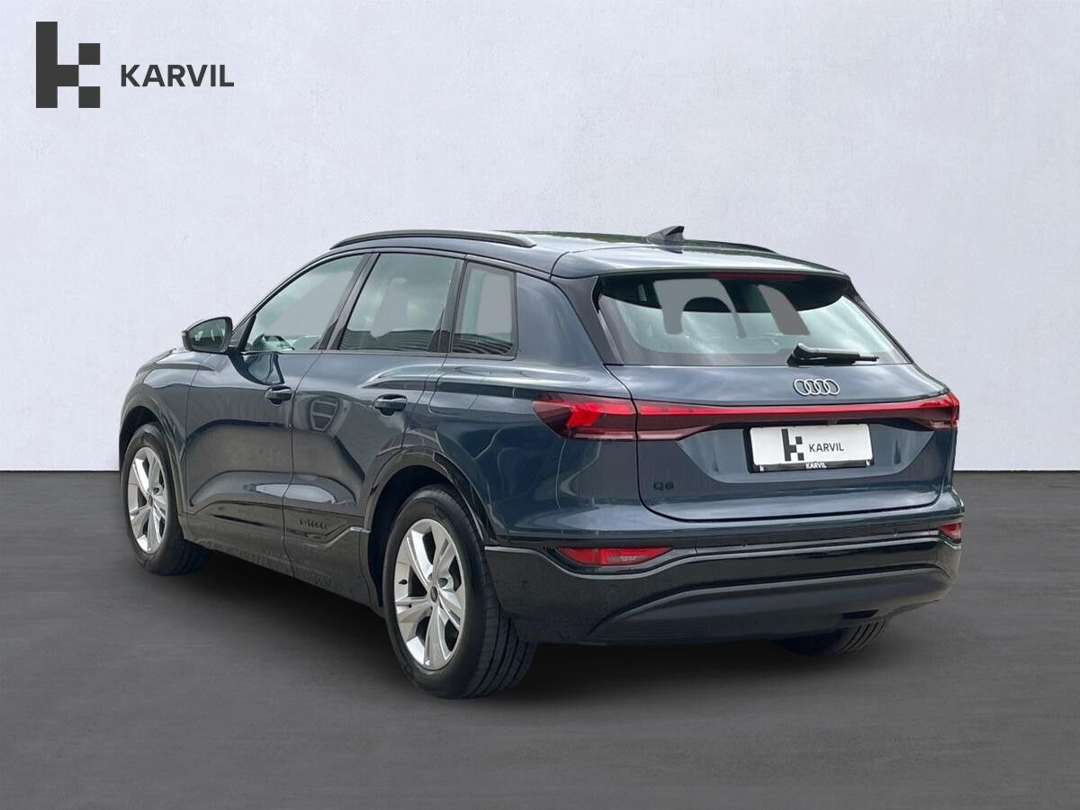 Blå Audi Q6 e-tron fra 2025