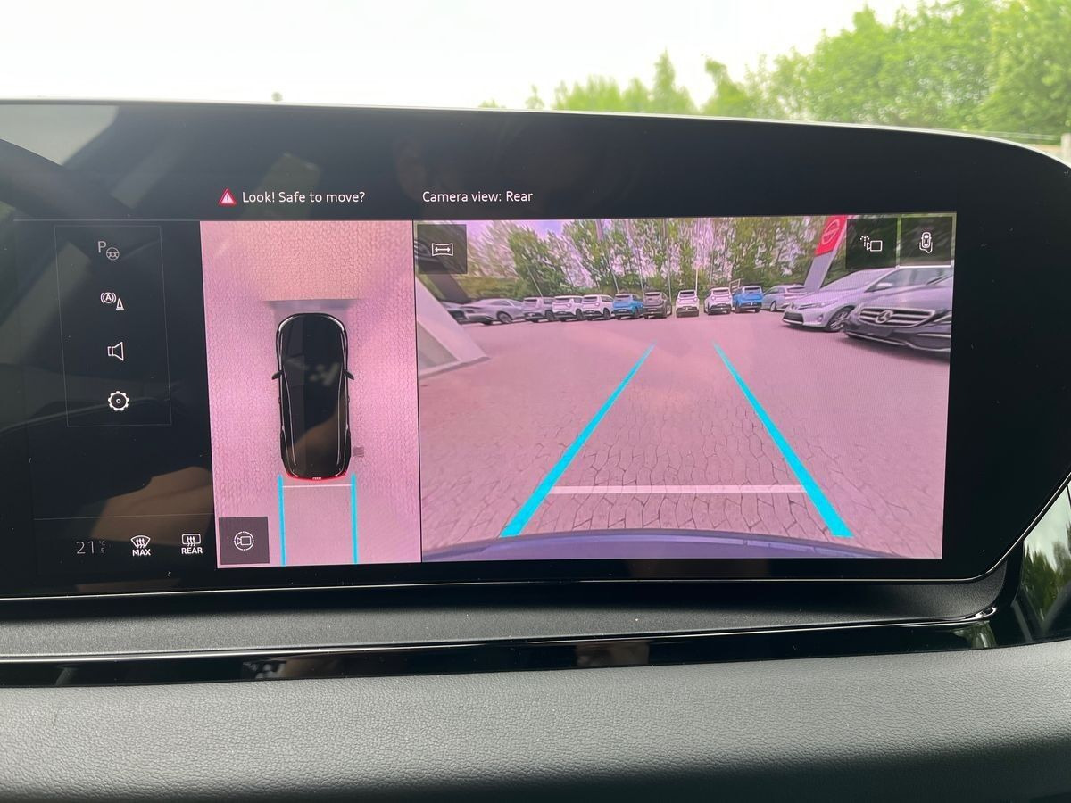 Blå Audi Q6 e-tron fra 2025