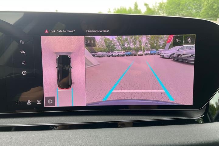 Blå Audi Q6 e-tron fra 2025