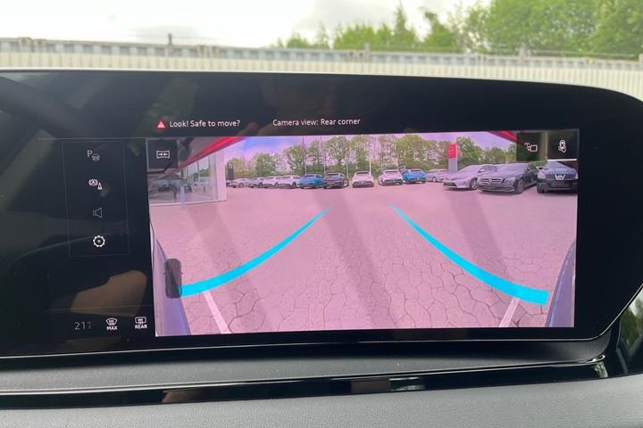 Blå Audi Q6 e-tron fra 2025