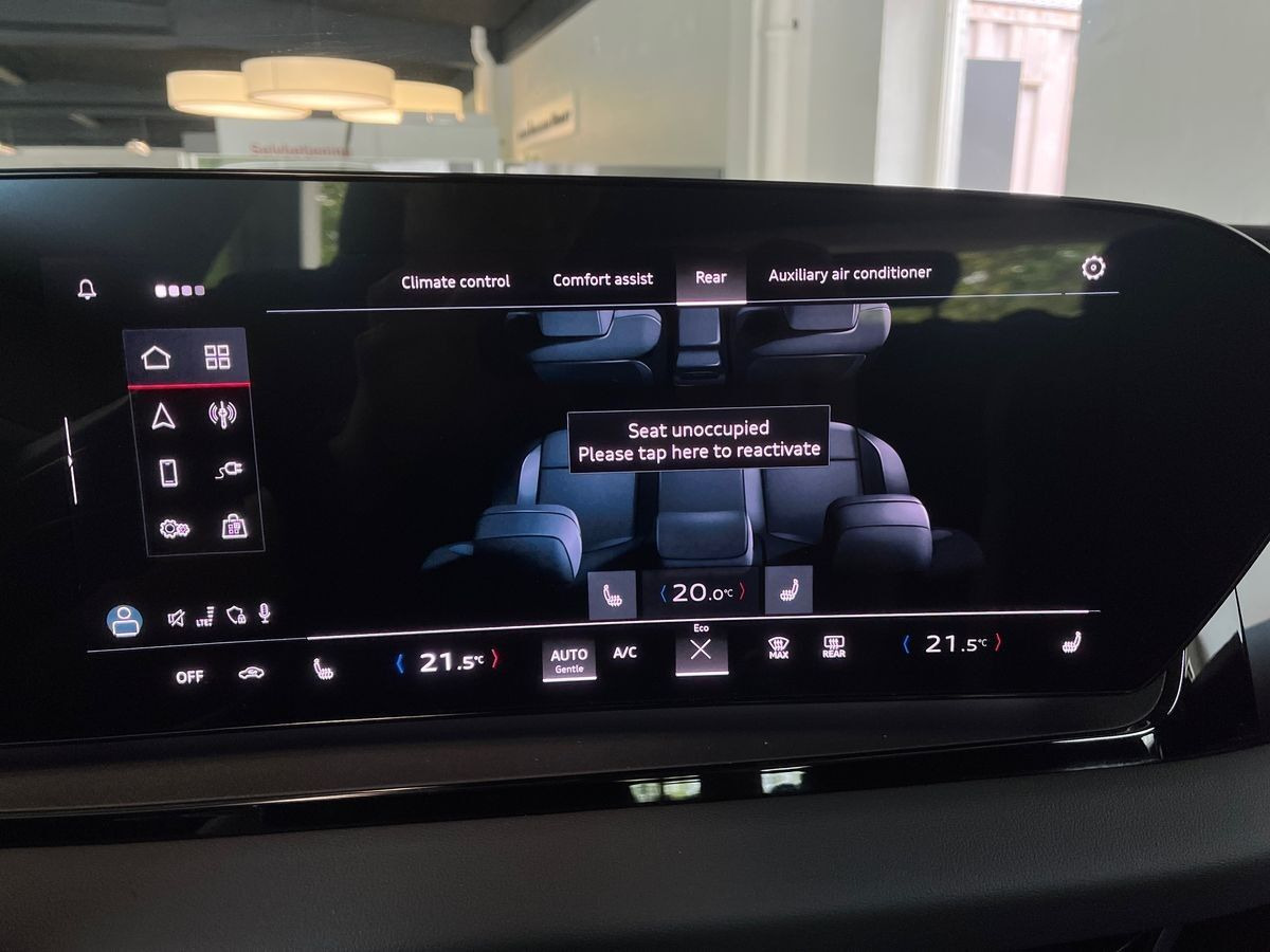 Blå Audi Q6 e-tron fra 2025